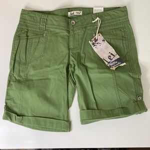Lei Ashley Trouble Shorts in Aspen Green. Size 11